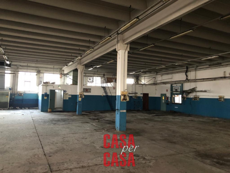 Proponiamo in affitto un capannone di mq 1500 + mq 520 di uffici e mq 5000 di scoperto esclusivo....