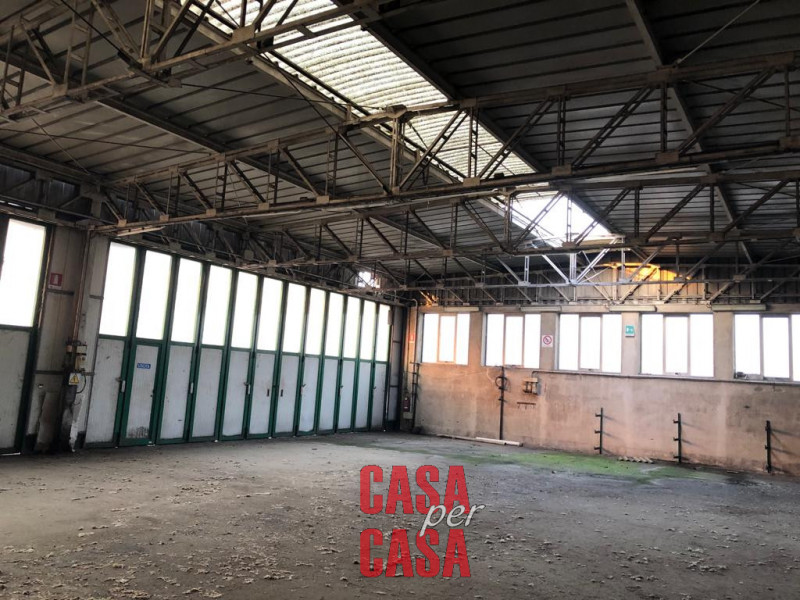 Proponiamo in affitto un capannone di mq 1500 + mq 520 di uffici e mq 5000 di scoperto esclusivo....