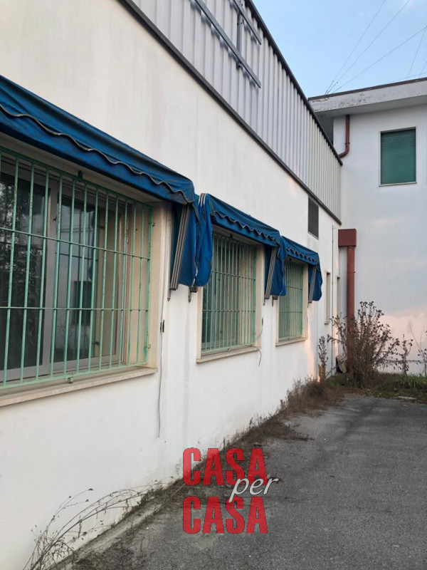 Proponiamo in affitto un capannone di mq 1500 + mq 520 di uffici e mq 5000 di scoperto esclusivo....