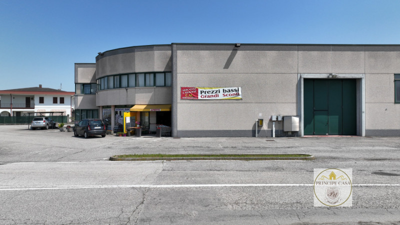 Rif. C303 - Situato a 10 Km dal casello di Santa Margherita D'Adige.
L’immobile è ben interconnes...