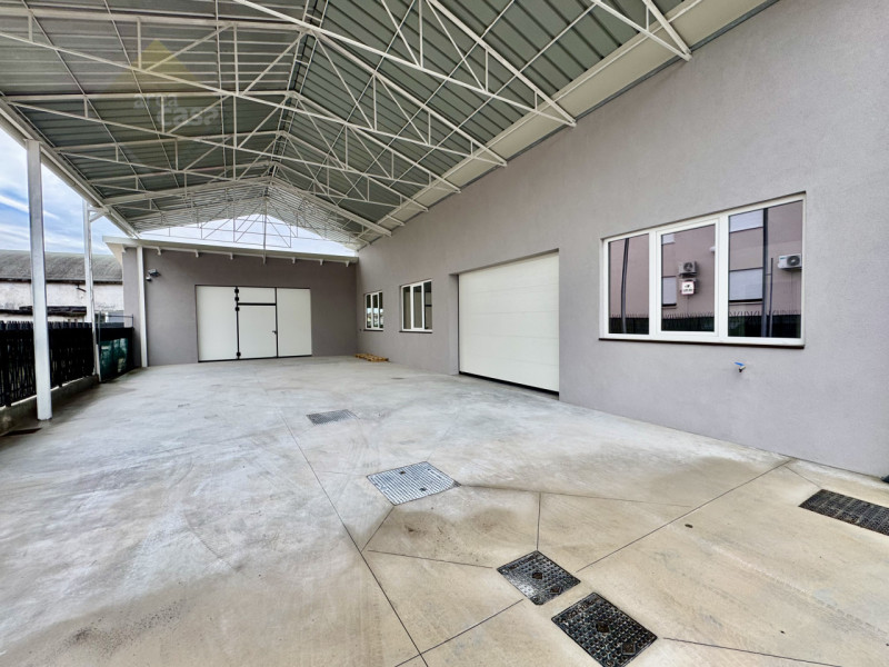 Proponiamo in vendita a Rossano Veneto un laboratorio/deposito di circa 230 mq oltre a tettoia/pa...