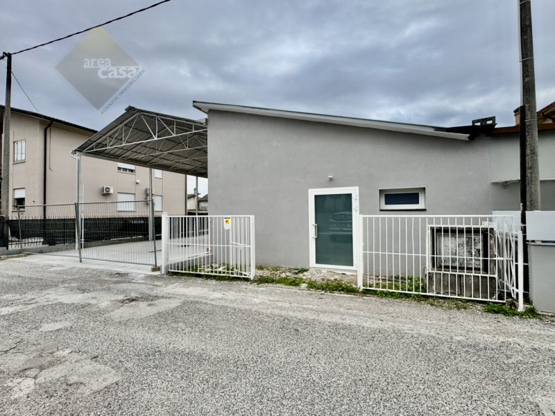 Proponiamo in vendita a Rossano Veneto un laboratorio/deposito di circa 230 mq oltre a tettoia/pa...
