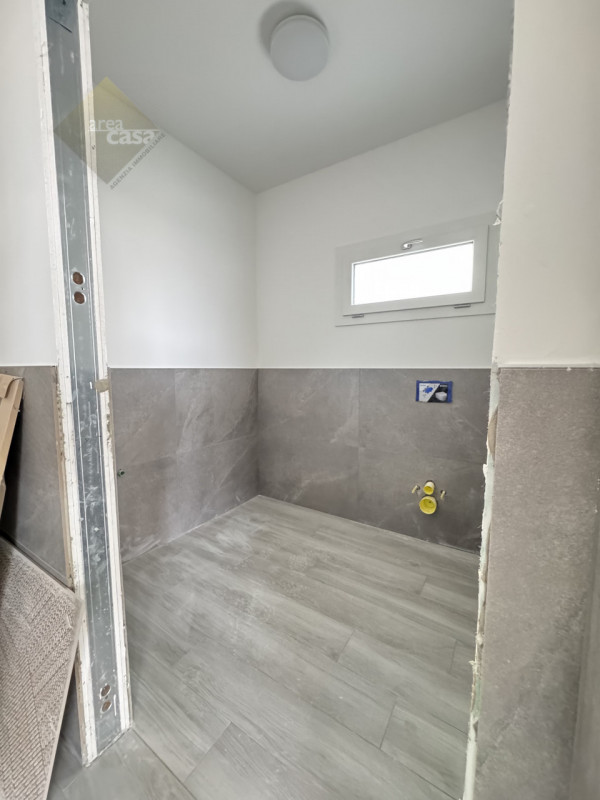 Proponiamo in vendita a Rossano Veneto un laboratorio/deposito di circa 230 mq oltre a tettoia/pa...