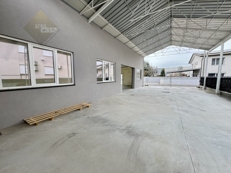 Proponiamo in vendita a Rossano Veneto un laboratorio/deposito di circa 230 mq oltre a tettoia/pa...