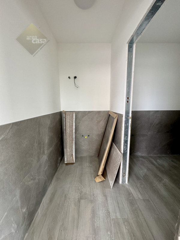 Proponiamo in vendita a Rossano Veneto un laboratorio/deposito di circa 230 mq oltre a tettoia/pa...