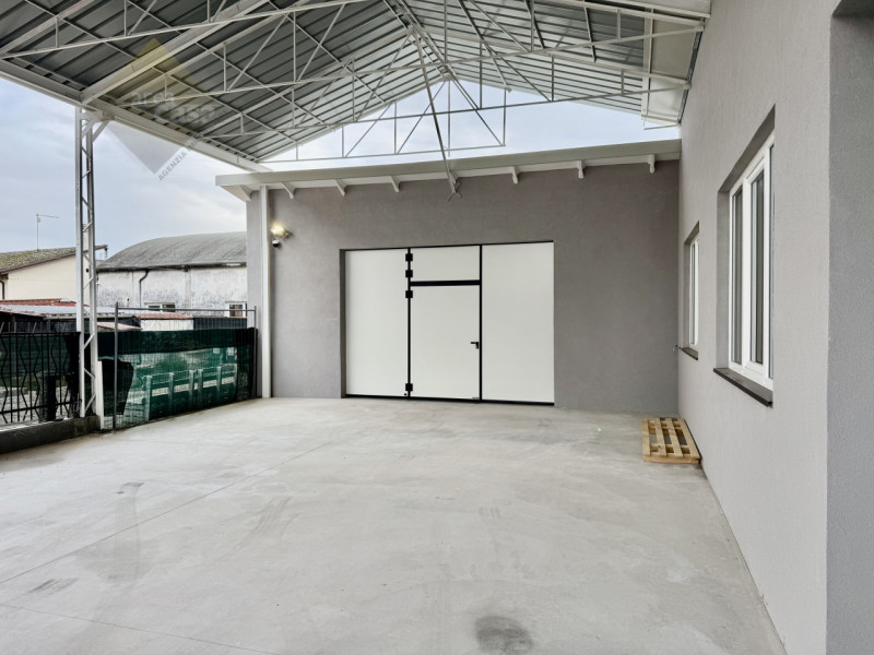 Proponiamo in vendita a Rossano Veneto un laboratorio/deposito di circa 230 mq oltre a tettoia/pa...