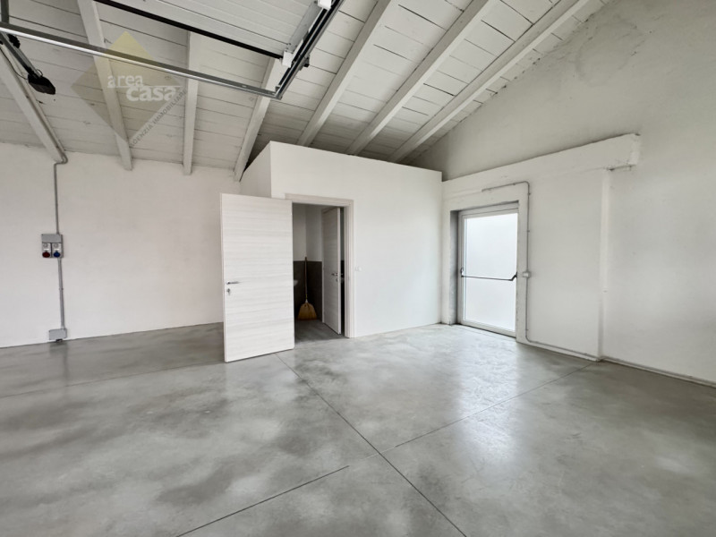 Proponiamo in vendita a Rossano Veneto un laboratorio/deposito di circa 230 mq oltre a tettoia/pa...