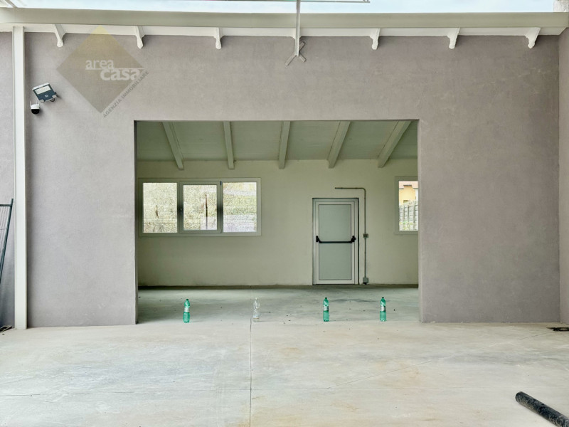 Proponiamo in vendita a Rossano Veneto un laboratorio/deposito di circa 230 mq oltre a tettoia/pa...