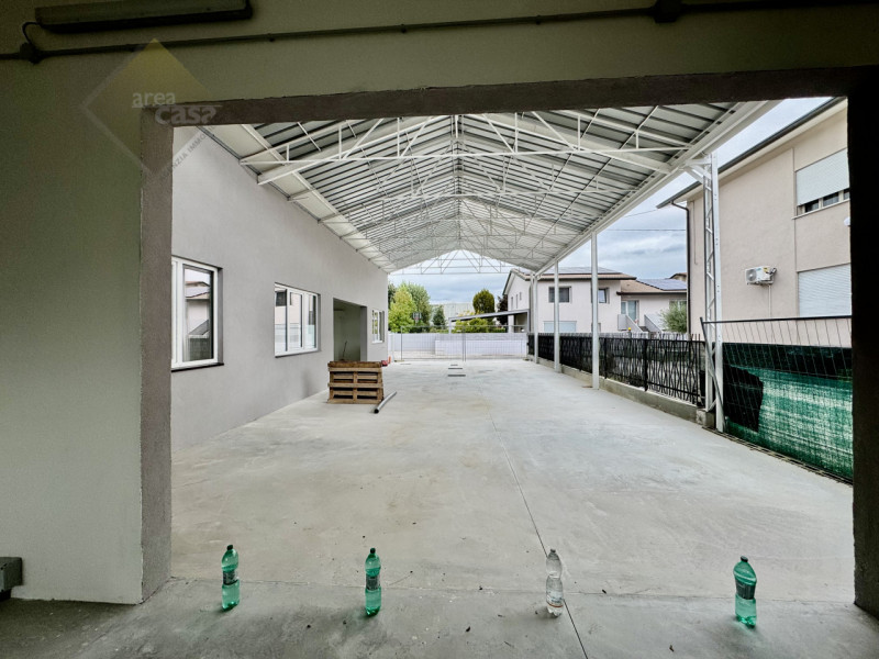 Proponiamo in vendita a Rossano Veneto un laboratorio/deposito di circa 230 mq oltre a tettoia/pa...