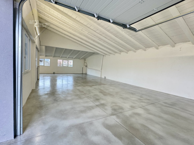 Proponiamo in vendita a Rossano Veneto un laboratorio/deposito di circa 230 mq oltre a tettoia/pa...