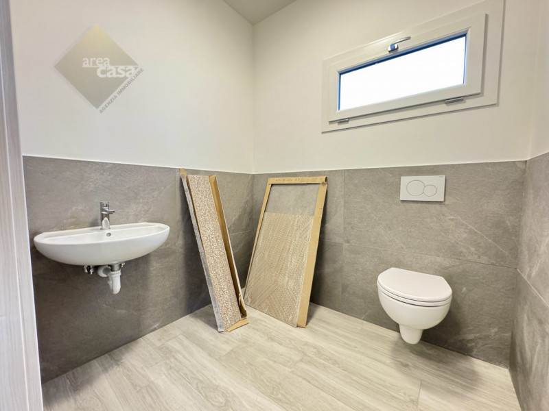 Proponiamo in vendita a Rossano Veneto un laboratorio/deposito di circa 230 mq oltre a tettoia/pa...