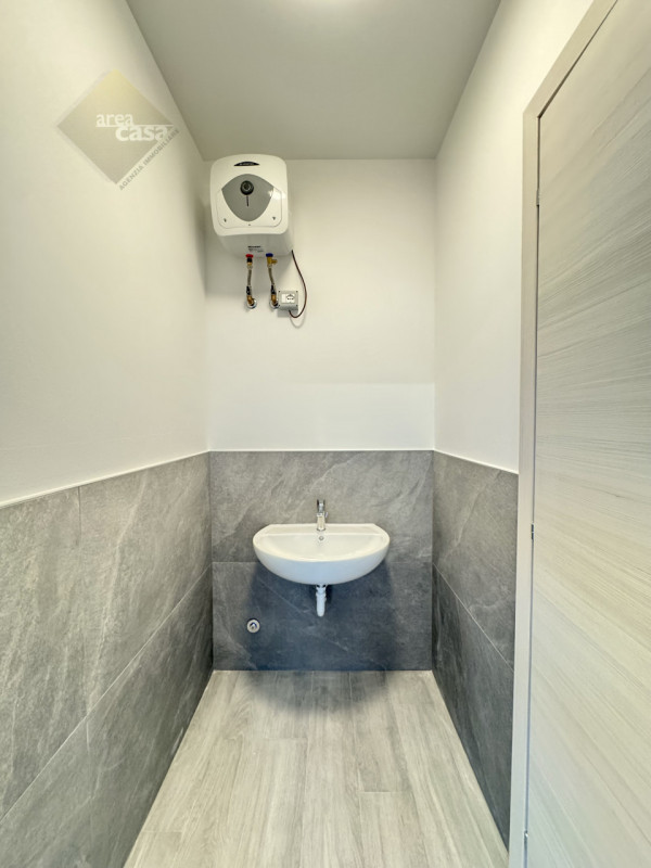 Proponiamo in vendita a Rossano Veneto un laboratorio/deposito di circa 230 mq oltre a tettoia/pa...