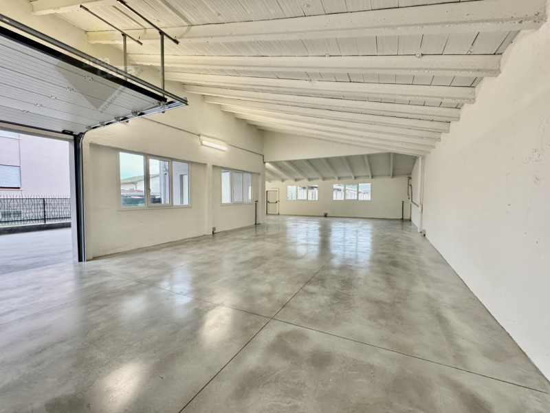 Proponiamo in vendita a Rossano Veneto un laboratorio/deposito di circa 230 mq oltre a tettoia/pa...