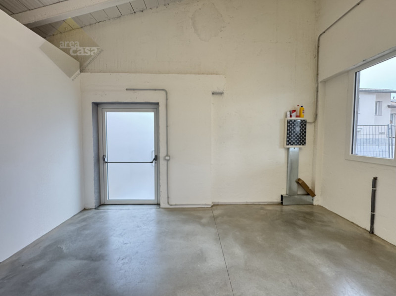 Proponiamo in vendita a Rossano Veneto un laboratorio/deposito di circa 230 mq oltre a tettoia/pa...