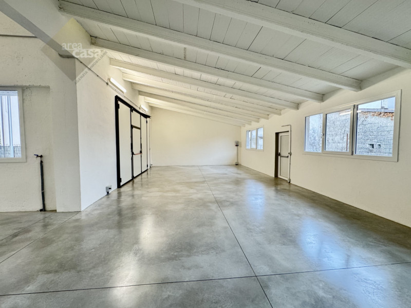 Proponiamo in vendita a Rossano Veneto un laboratorio/deposito di circa 230 mq oltre a tettoia/pa...