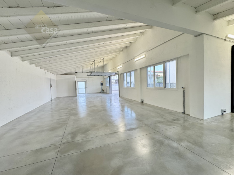 Proponiamo in vendita a Rossano Veneto un laboratorio/deposito di circa 230 mq oltre a tettoia/pa...