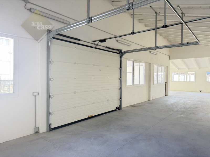 Proponiamo in vendita a Rossano Veneto un laboratorio/deposito di circa 230 mq oltre a tettoia/pa...