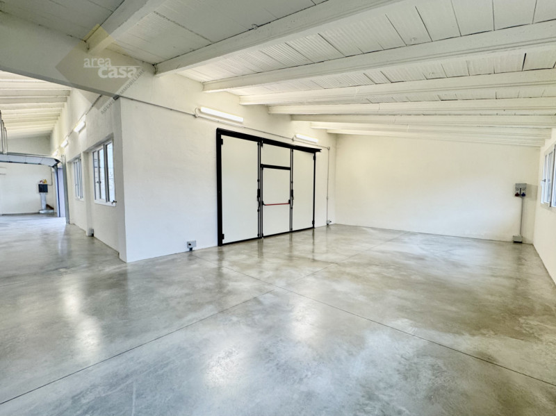 Proponiamo in vendita a Rossano Veneto un laboratorio/deposito di circa 230 mq oltre a tettoia/pa...