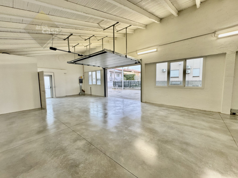 Proponiamo in vendita a Rossano Veneto un laboratorio/deposito di circa 230 mq oltre a tettoia/pa...