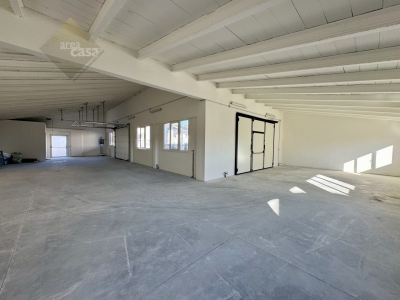 Proponiamo in vendita a Rossano Veneto un laboratorio/deposito di circa 230 mq oltre a tettoia/pa...