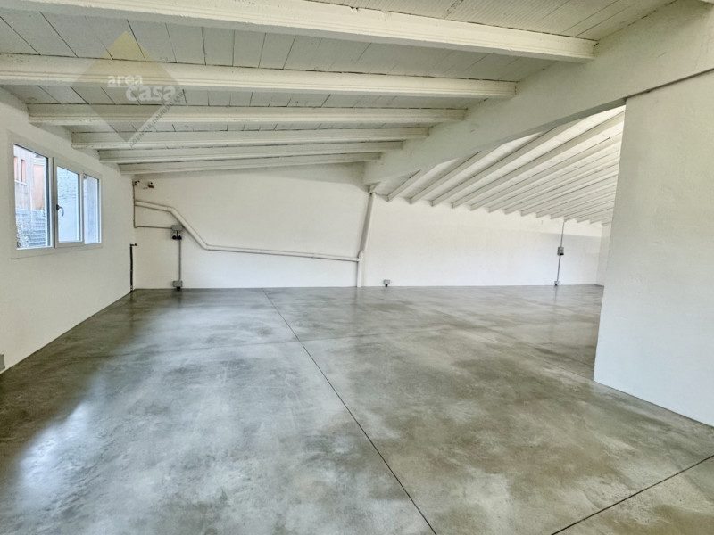 Proponiamo in vendita a Rossano Veneto un laboratorio/deposito di circa 230 mq oltre a tettoia/pa...