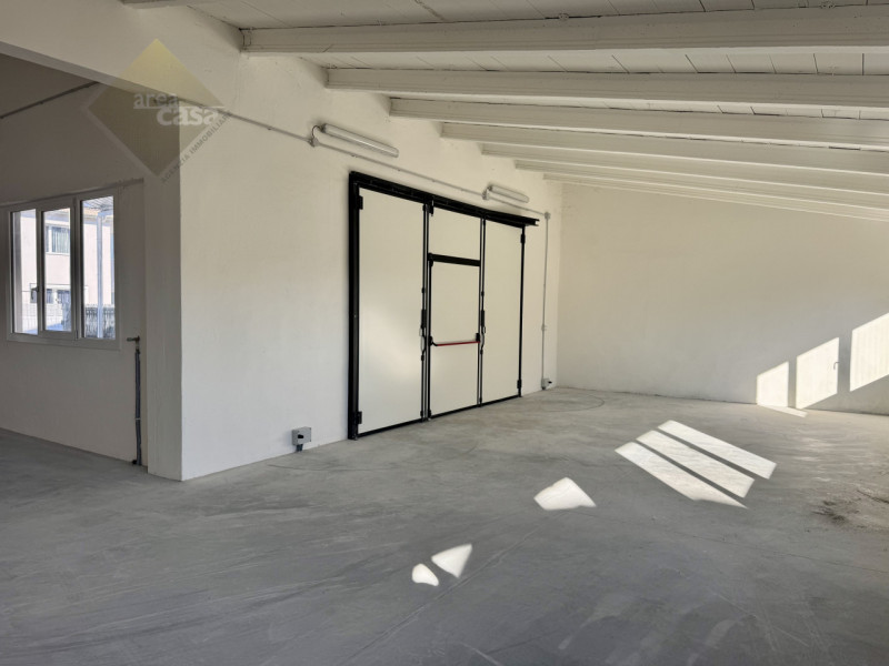 Proponiamo in vendita a Rossano Veneto un laboratorio/deposito di circa 230 mq oltre a tettoia/pa...