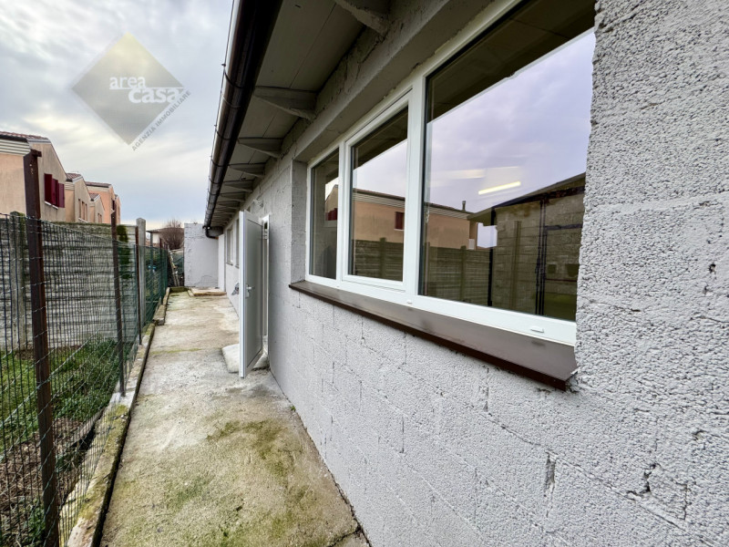 Proponiamo in vendita a Rossano Veneto un laboratorio/deposito di circa 230 mq oltre a tettoia/pa...