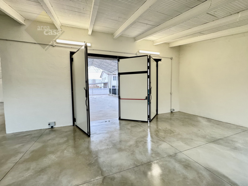 Proponiamo in vendita a Rossano Veneto un laboratorio/deposito di circa 230 mq oltre a tettoia/pa...