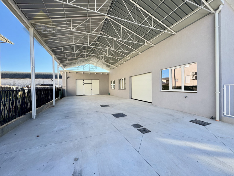 Proponiamo in vendita a Rossano Veneto un laboratorio/deposito di circa 230 mq oltre a tettoia/pa...