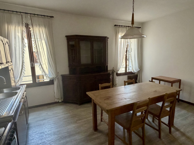 Castelfranco V.to: in centro storico, fuori mura, proponiamo in locazione un appartamento dalle g...