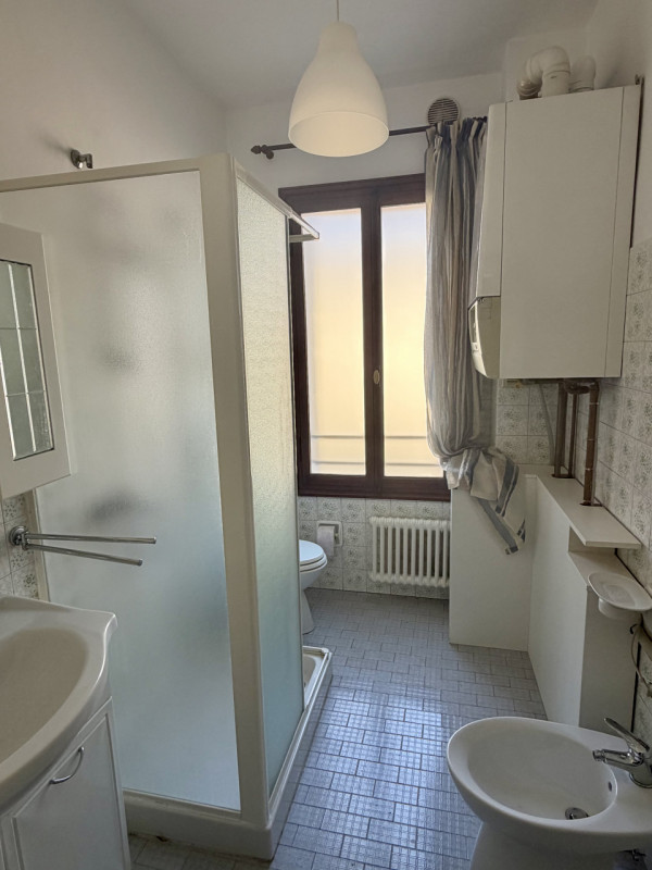 Castelfranco V.to: in centro storico, fuori mura, proponiamo in locazione un appartamento dalle g...