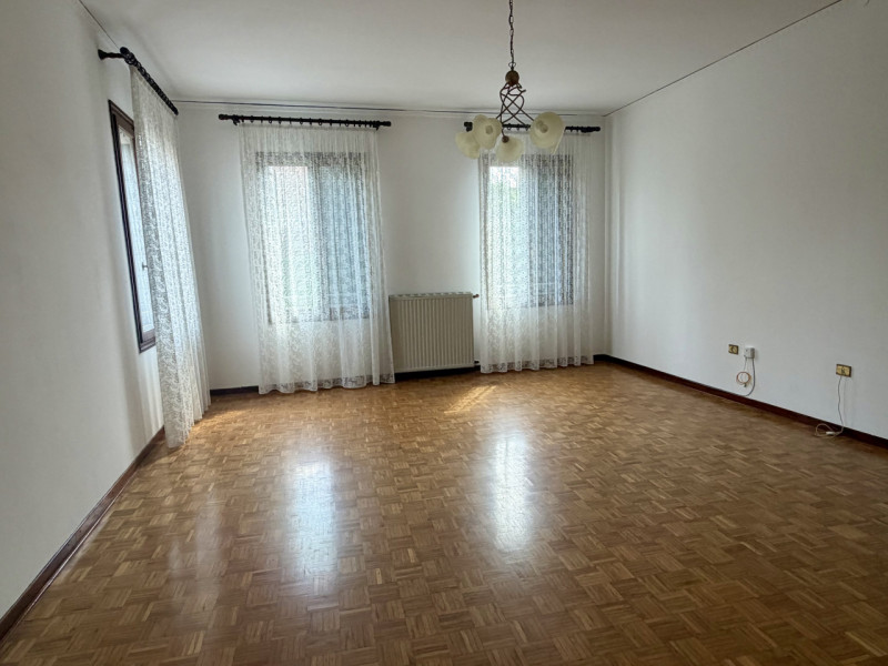 Castelfranco V.to: in centro storico, fuori mura, proponiamo in locazione un appartamento dalle g...