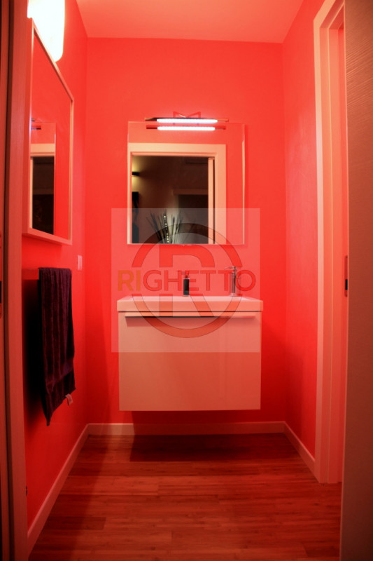 Proponiamo in affitto un luminoso ufficio al pian terreno nel comune di Vigonza, con una superfic...