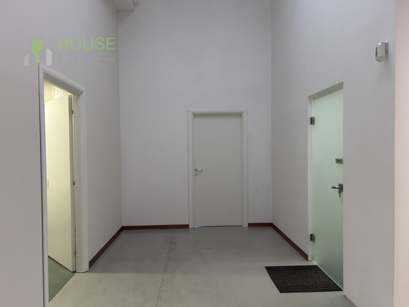 ZANE': in zona commerciale - direzionale, luminoso UFFICIO ben tenuto di 210 mq, situato al piano...