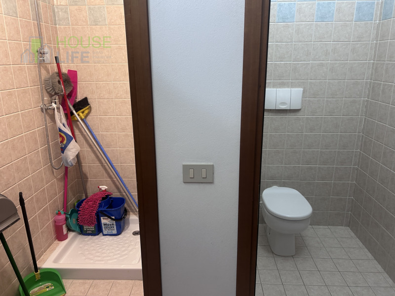 ZANE': in zona commerciale - direzionale, luminoso UFFICIO ben tenuto di 210 mq, situato al piano...