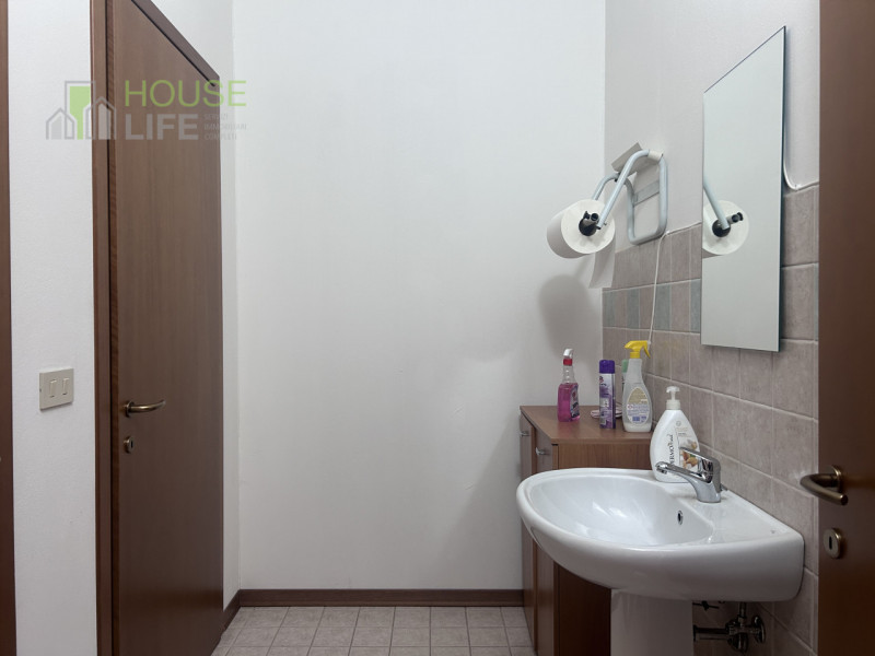 ZANE': in zona commerciale - direzionale, luminoso UFFICIO ben tenuto di 210 mq, situato al piano...