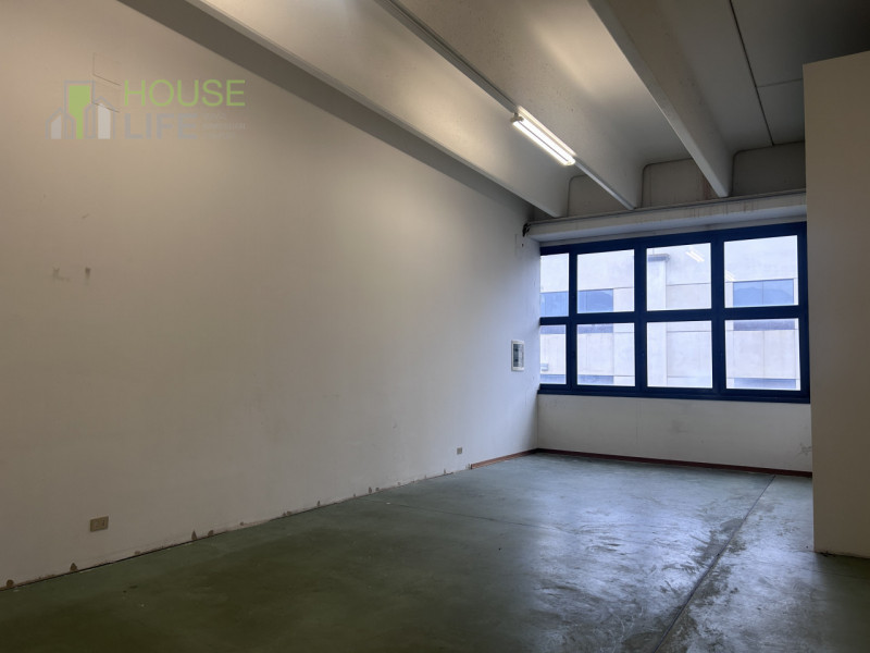 ZANE': in zona commerciale - direzionale, luminoso UFFICIO ben tenuto di 210 mq, situato al piano...