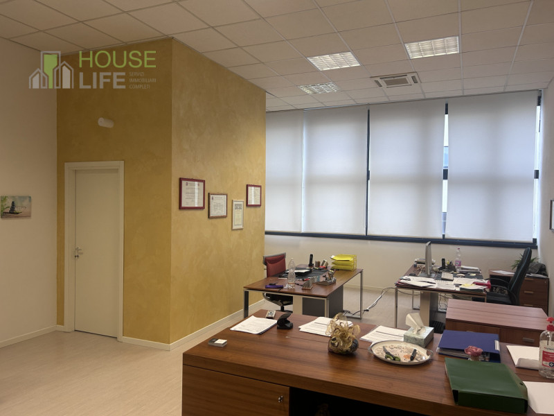 ZANE': in zona commerciale - direzionale, luminoso UFFICIO ben tenuto di 210 mq, situato al piano...