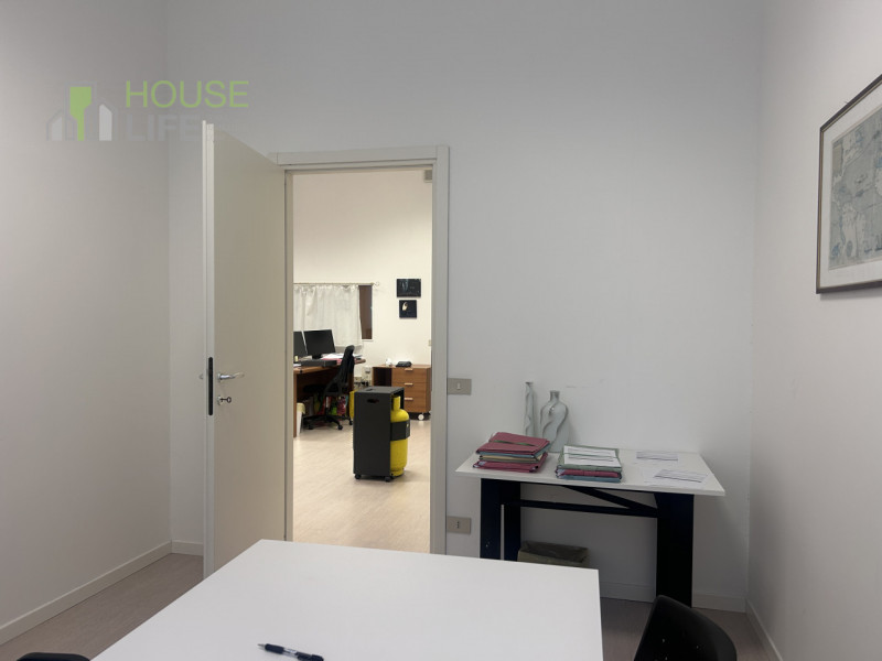 ZANE': in zona commerciale - direzionale, luminoso UFFICIO ben tenuto di 210 mq, situato al piano...