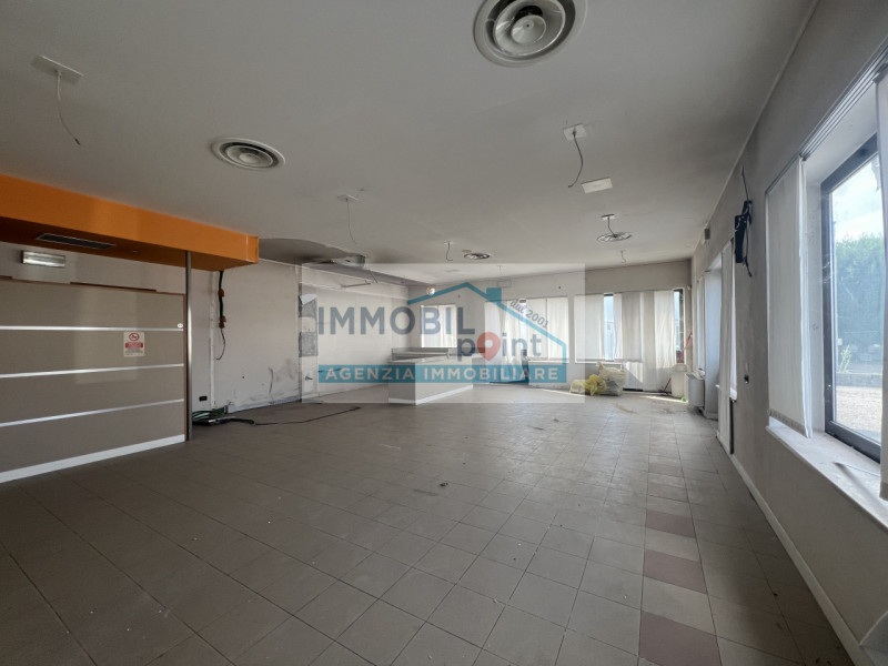 All'interno della Zona Industriale di Teolo proponiamo in esclusiva una porzione di testa di fabb...