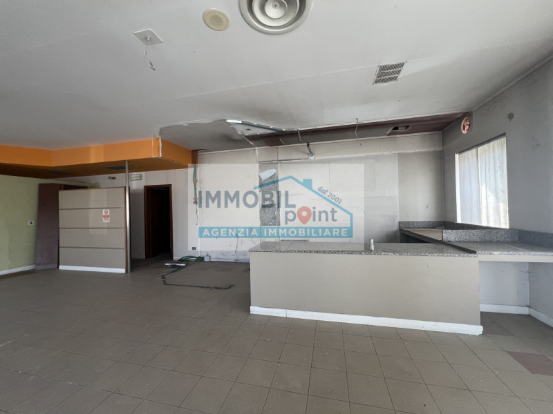 All'interno della Zona Industriale di Teolo proponiamo in esclusiva una porzione di testa di fabb...