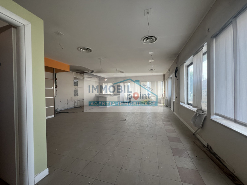 All'interno della Zona Industriale di Teolo proponiamo in esclusiva una porzione di testa di fabb...