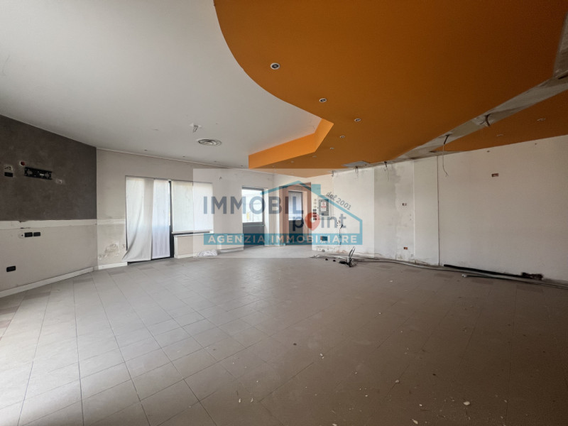 All'interno della Zona Industriale di Teolo proponiamo in esclusiva una porzione di testa di fabb...