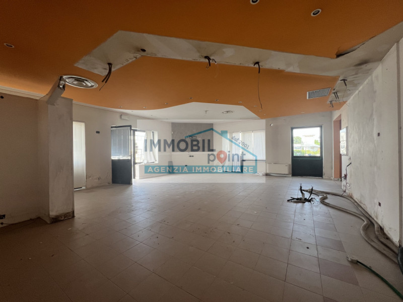 All'interno della Zona Industriale di Teolo proponiamo in esclusiva una porzione di testa di fabb...