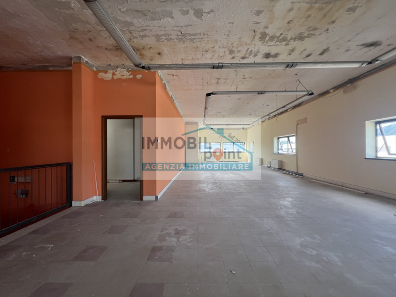 All'interno della Zona Industriale di Teolo proponiamo in esclusiva una porzione di testa di fabb...