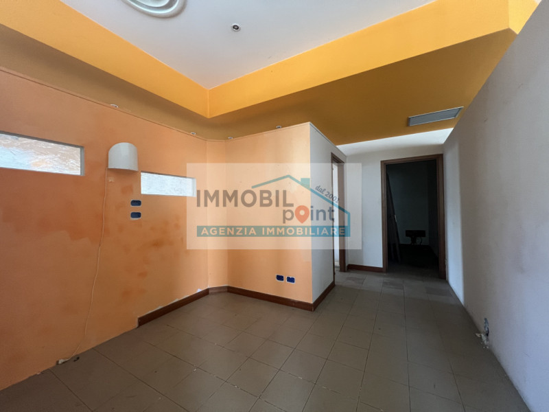 All'interno della Zona Industriale di Teolo proponiamo in esclusiva una porzione di testa di fabb...