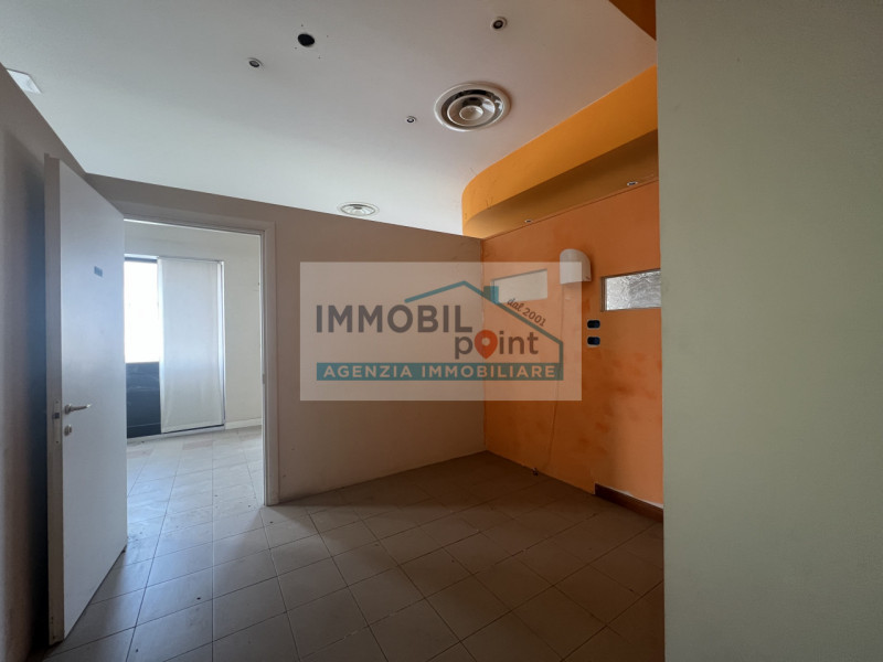 All'interno della Zona Industriale di Teolo proponiamo in esclusiva una porzione di testa di fabb...