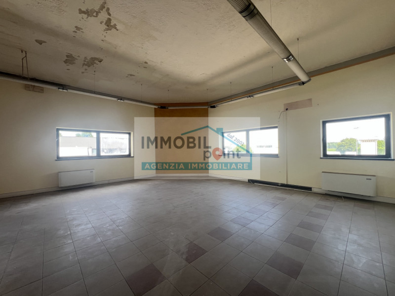 All'interno della Zona Industriale di Teolo proponiamo in esclusiva una porzione di testa di fabb...