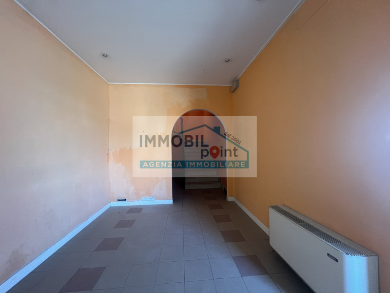 All'interno della Zona Industriale di Teolo proponiamo in esclusiva una porzione di testa di fabb...