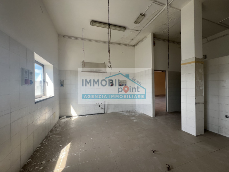 All'interno della Zona Industriale di Teolo proponiamo in esclusiva una porzione di testa di fabb...